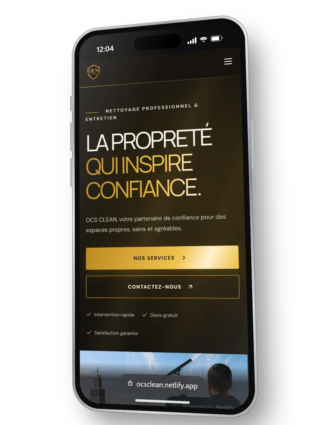 Site vitrine OCS Clean affiché sur un iPhone : « La propreté qui inspire confiance »