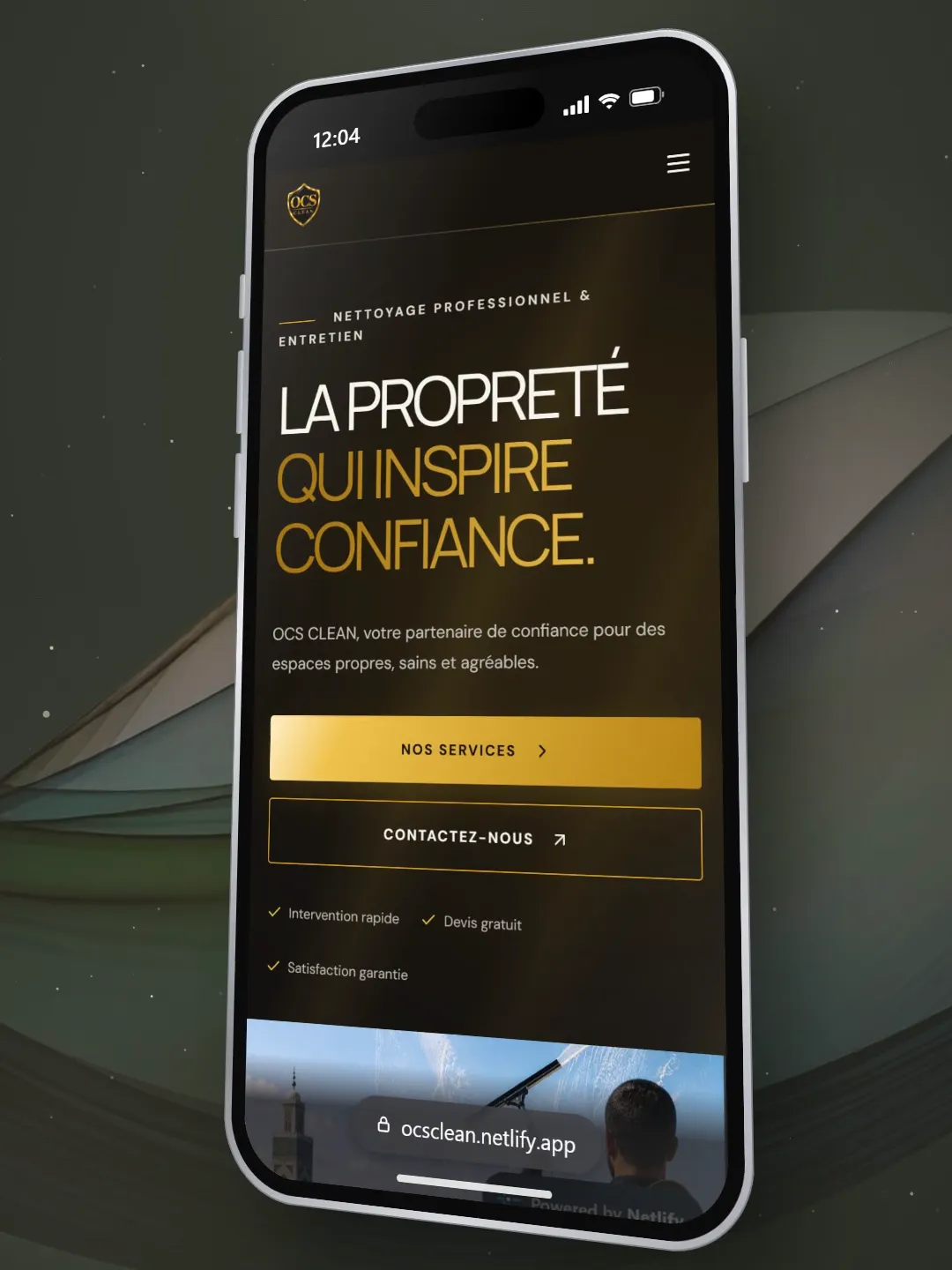 Site vitrine OCS Clean affiché sur un iPhone : « La propreté qui inspire confiance »